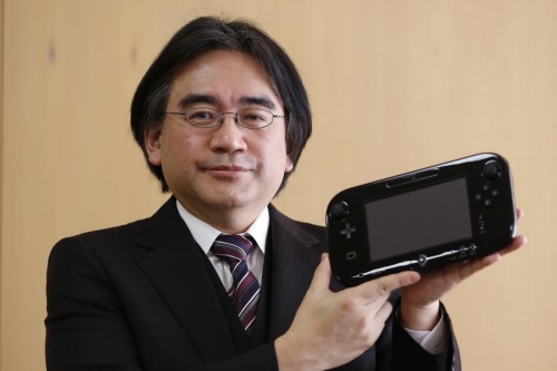 Nintendo Co's President Satoru Iwata poses with the company's Wii U gaming controller at the company headquarters after an interview with Reuters in Kyoto, western Japan January 7, 2013. Nintendo's year-end sales of its Wii U games console were steady, though not as strong as when its Wii predecessor was first launched, Iwata said on Monday.   REUTERS/Yuriko Nakao (JAPAN - Tags: BUSINESS SOCIETY SCIENCE TECHNOLOGY) - RTR3C6EF