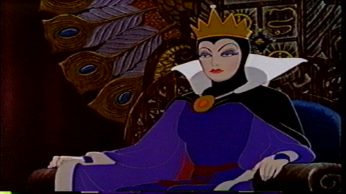 The Evil Queen's bigger eyes and more outlandish attire allow her to stylistically mesh with the rest of the film, despite also retaining realistic human proportions.